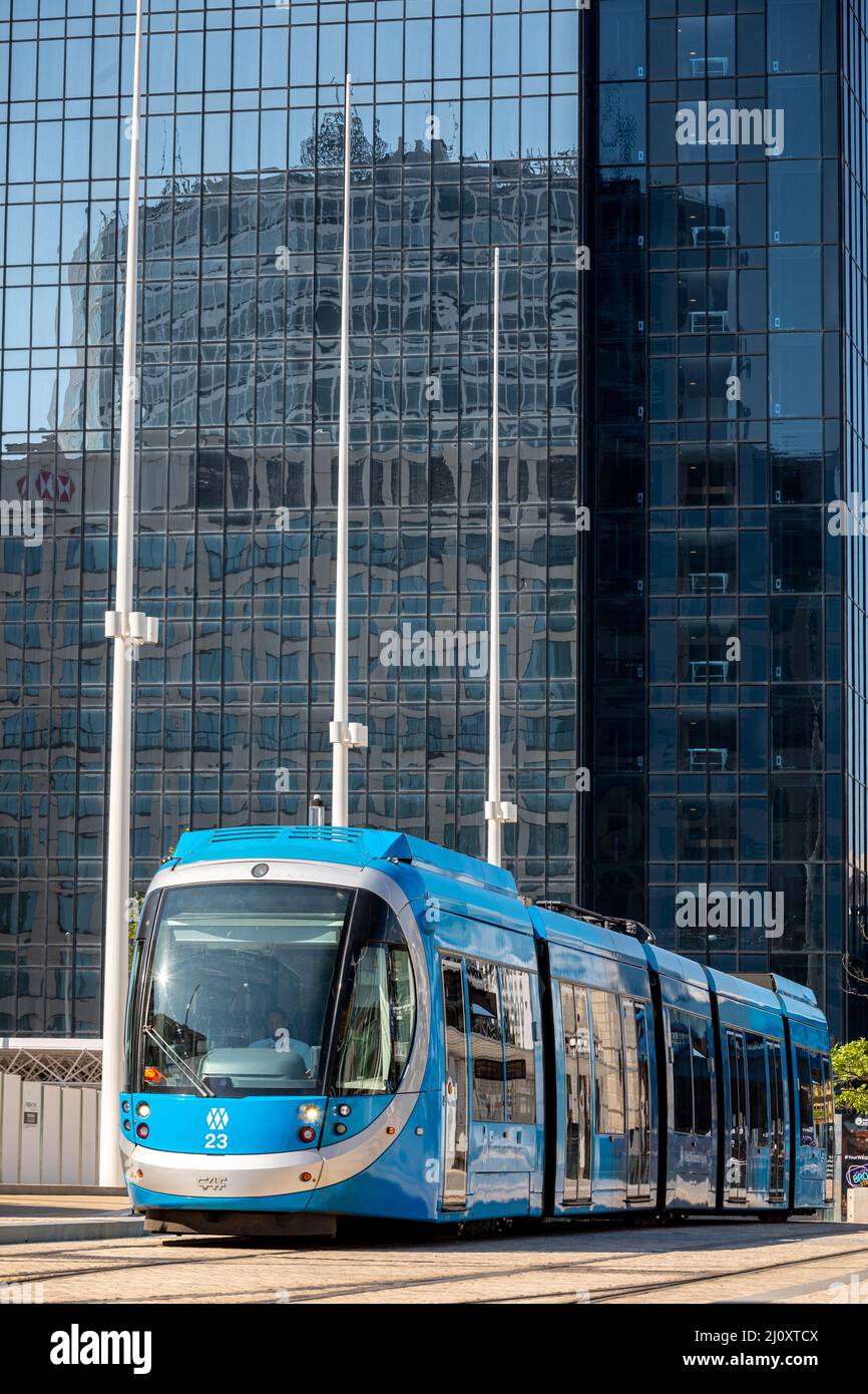 Regno Unito Birmingham City Centre al sole con la rigenerazione di Centenary Square, con il nuovo sistema Midlands Metro. Foto di Shaun Fellows Foto Stock
