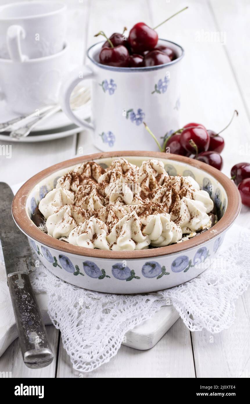 Torta di ciliegia con meringa Foto Stock