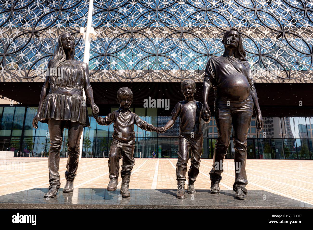 Regno Unito Birmingham City Centre al sole con la rigenerazione di Centenary Square con la statua della biblioteca del vincitore del premio Turner Gillian indossando Foto Stock