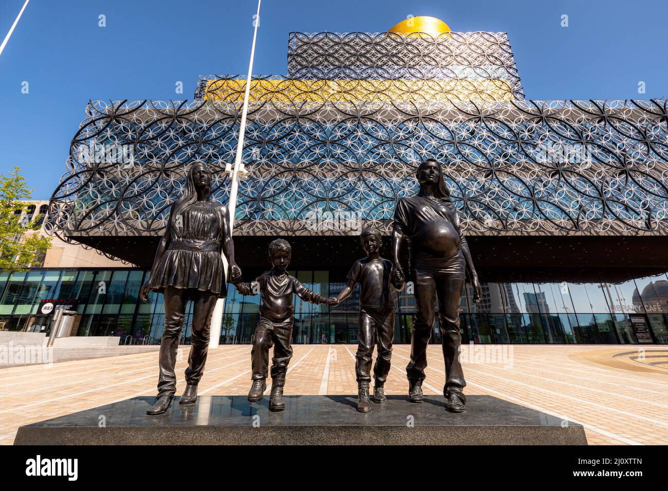 Regno Unito Birmingham City Centre al sole con la rigenerazione di Centenary Square con la statua della biblioteca del vincitore del premio Turner Gillian indossando Foto Stock