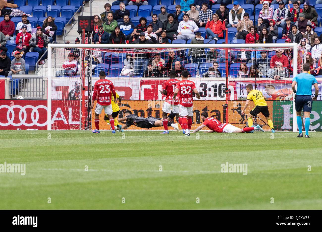 Harrison, New Jersey, Stati Uniti. 20th Mar 2022. Darlington Nagbe (6) di Columbus Crew segna un gol nel tempo di sosta durante la regolare partita MLS contro i New York Red Bulls alla Red Bull Arena. La partita si è conclusa con il pareggio 1 - 1. (Credit Image: © Lev Radin/Pacific Press via ZUMA Press Wire) Credit: ZUMA Press, Inc./Alamy Live News Foto Stock