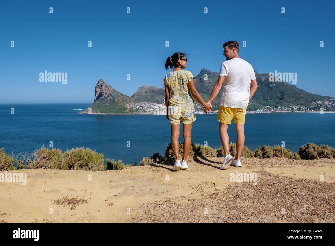 Il Chapman's Peak Drive sulla Penisola del Capo vicino a Città del Capo in Sud Africa in un pomeriggio luminoso e soleggiato Foto Stock