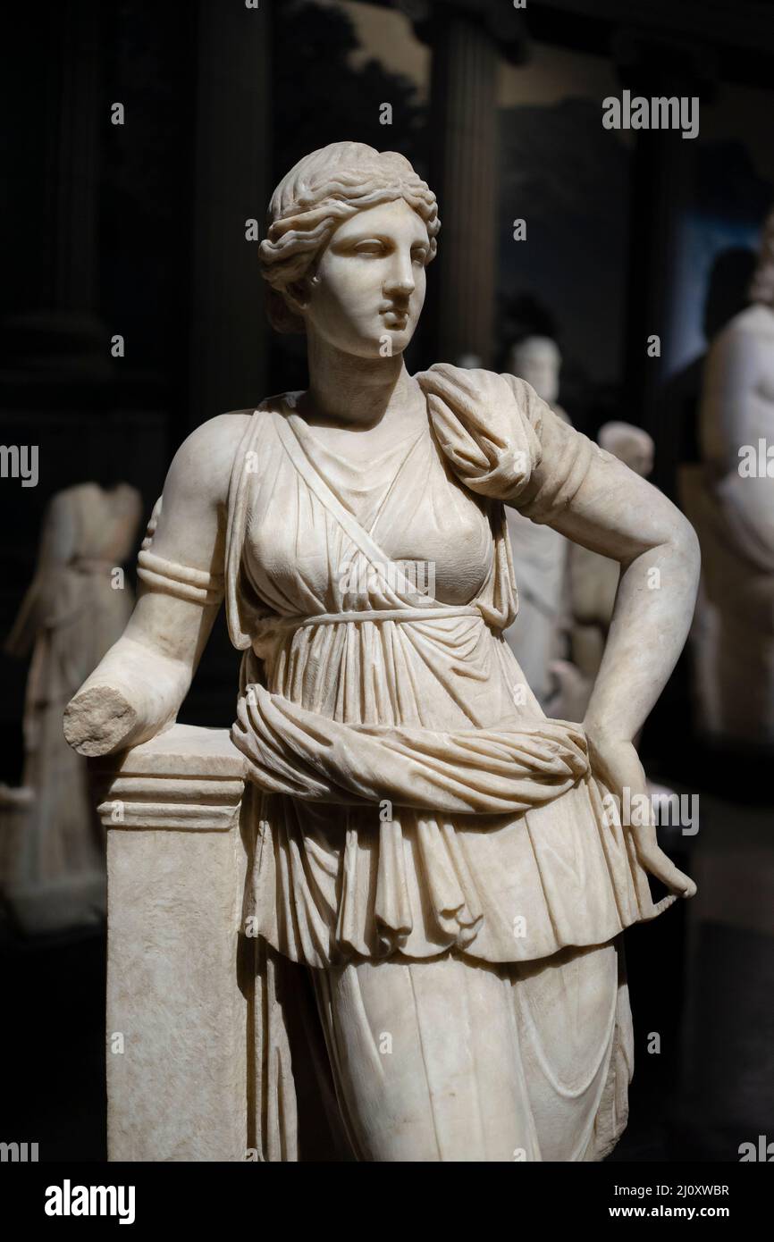 Statua della dea Artemis (copia di un originale del 4th secolo a.C.) da Mytilene (Lesbo, Grecia), periodo romano. Museo Archeologico di Istanbul. Foto Stock