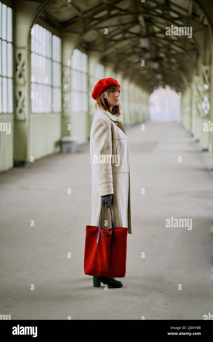 Stazione ferroviaria. Bella ragazza è in attesa di treno. La donna viaggia leggero. Signora di mezza età Foto Stock