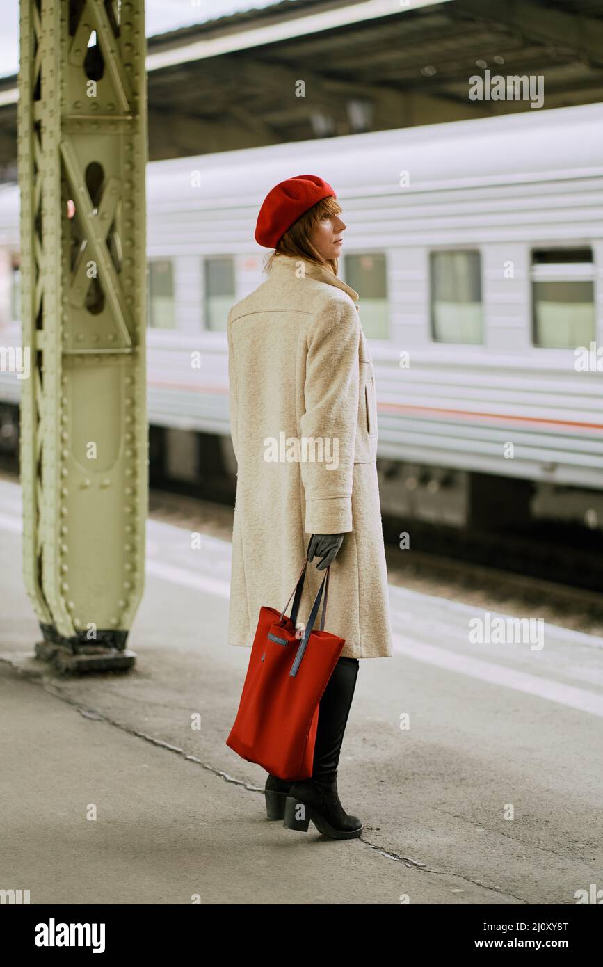 Stazione ferroviaria. Bella ragazza è in attesa di treno. La donna viaggia leggero. Foto Stock