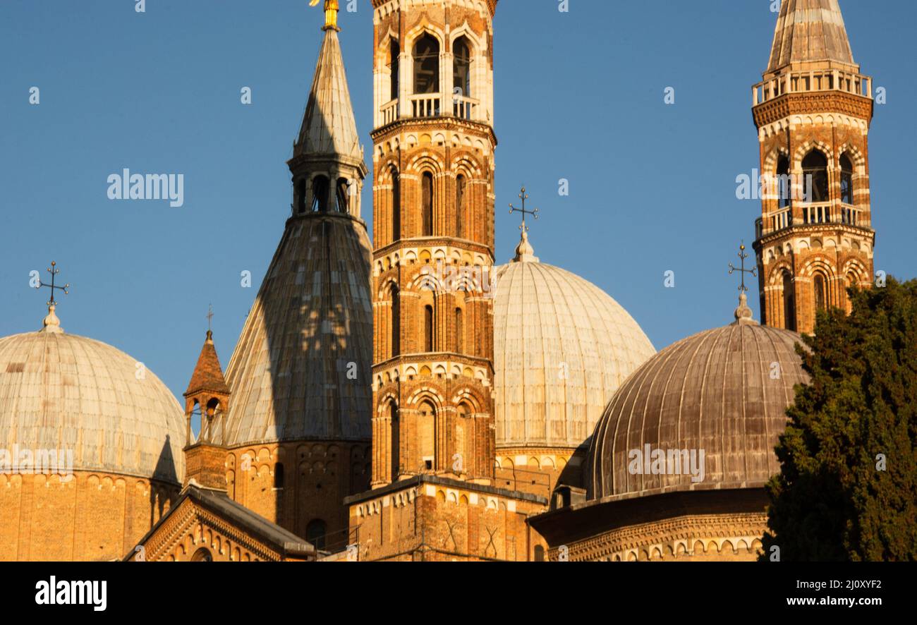 La Basilica di Sant'Antonio, meta di migliaia di pellegrini Foto Stock