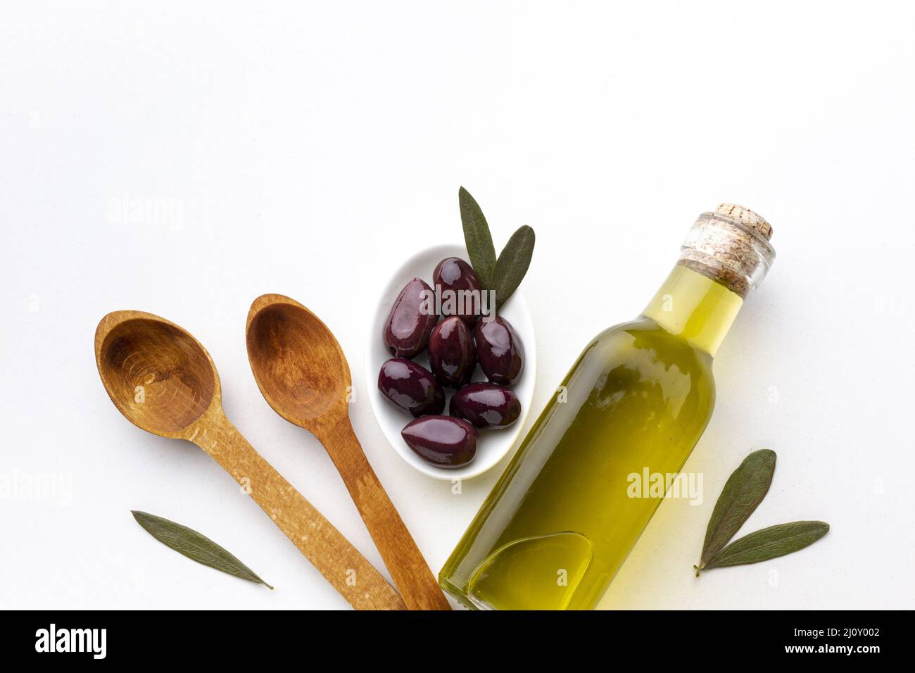 Olio d'oliva bottiglia viola olive cucchiai di legno. Foto di alta qualità Foto Stock
