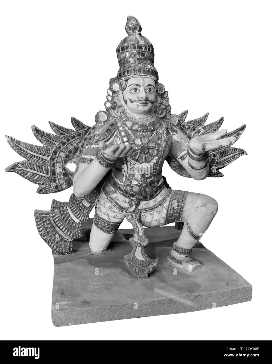 Statua antica Garuda isolata su sfondo bianco. Leggendaria creatura bird-like in fede indù, buddista e Jain Foto Stock