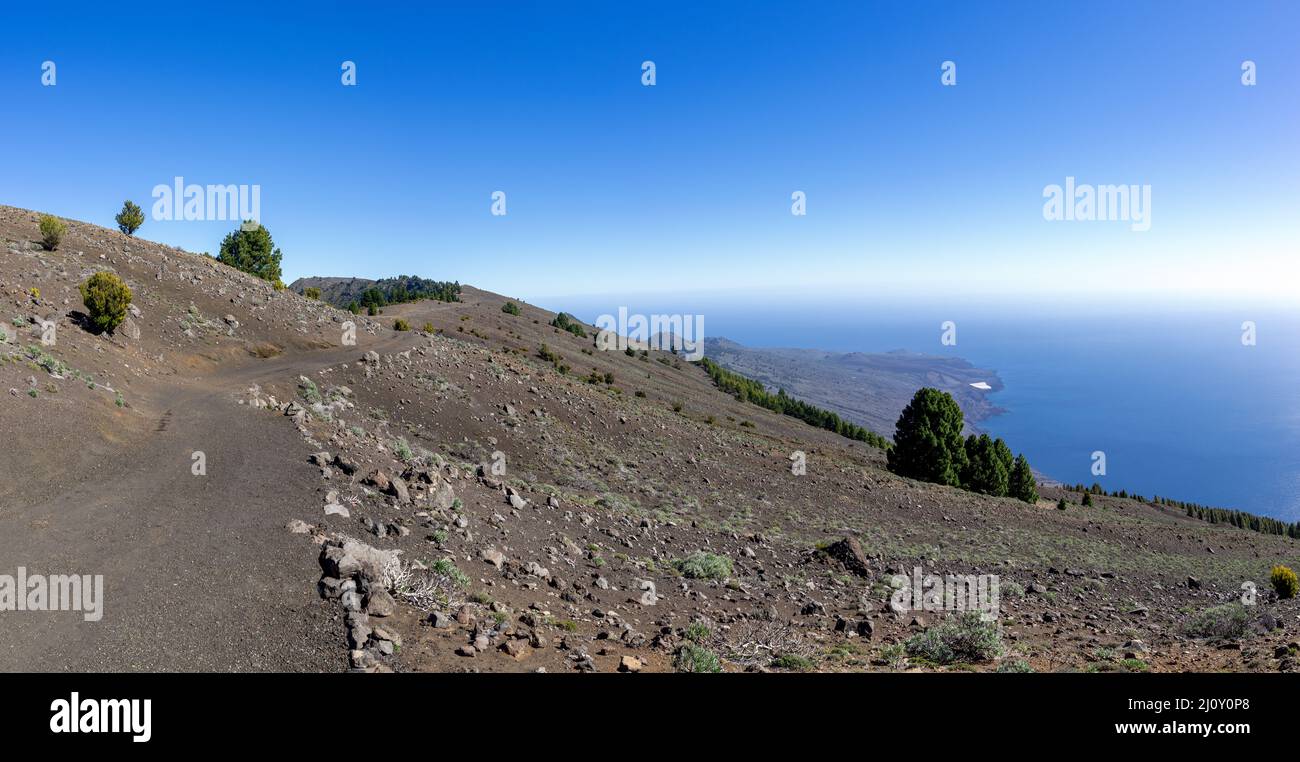 El Hierro - sentiero escursionistico Camino de la virgen con vista sul pendio El JULAN verso la Restinga Foto Stock