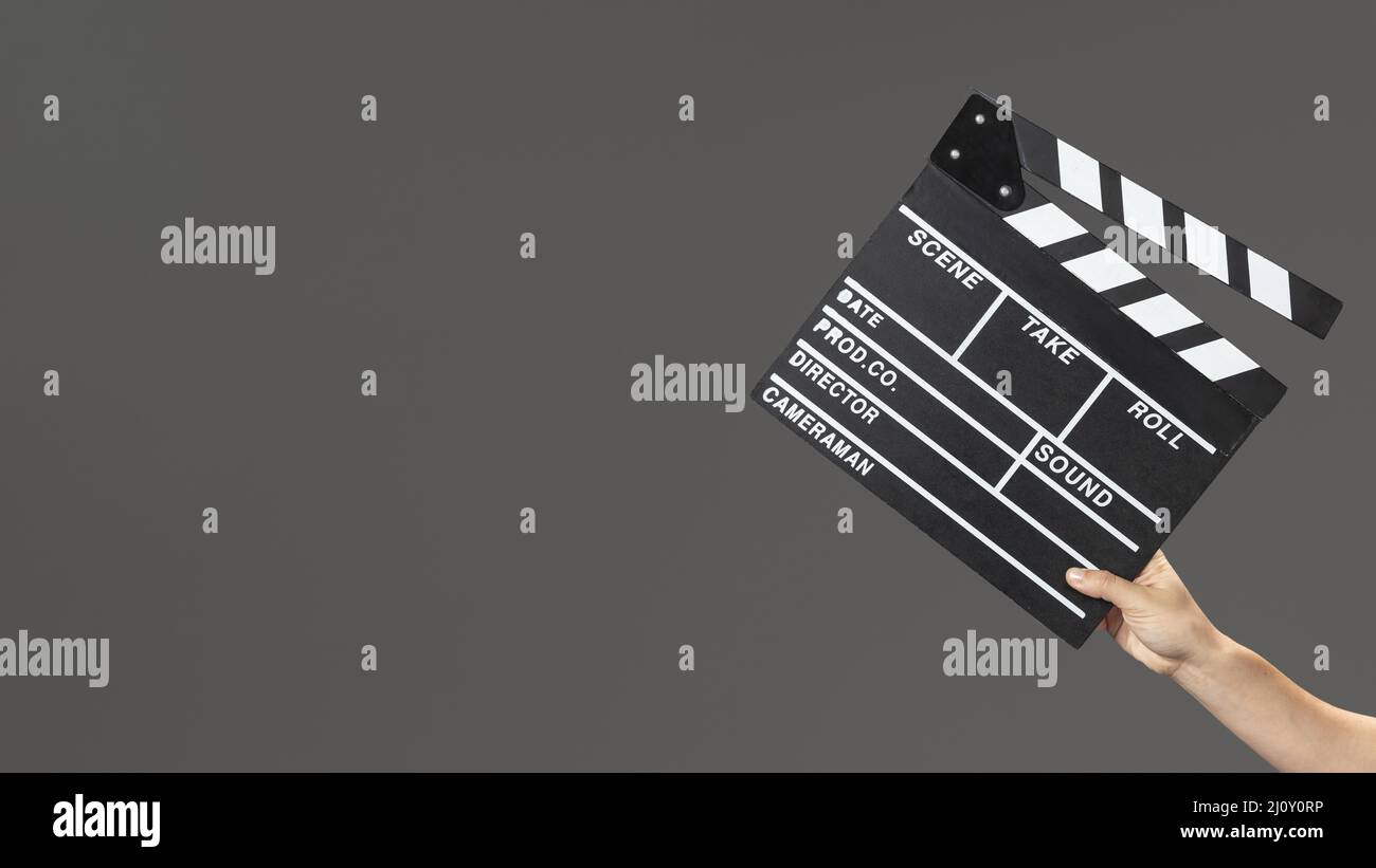 Mano con l'ardesia del film. Foto di alta qualità Foto Stock