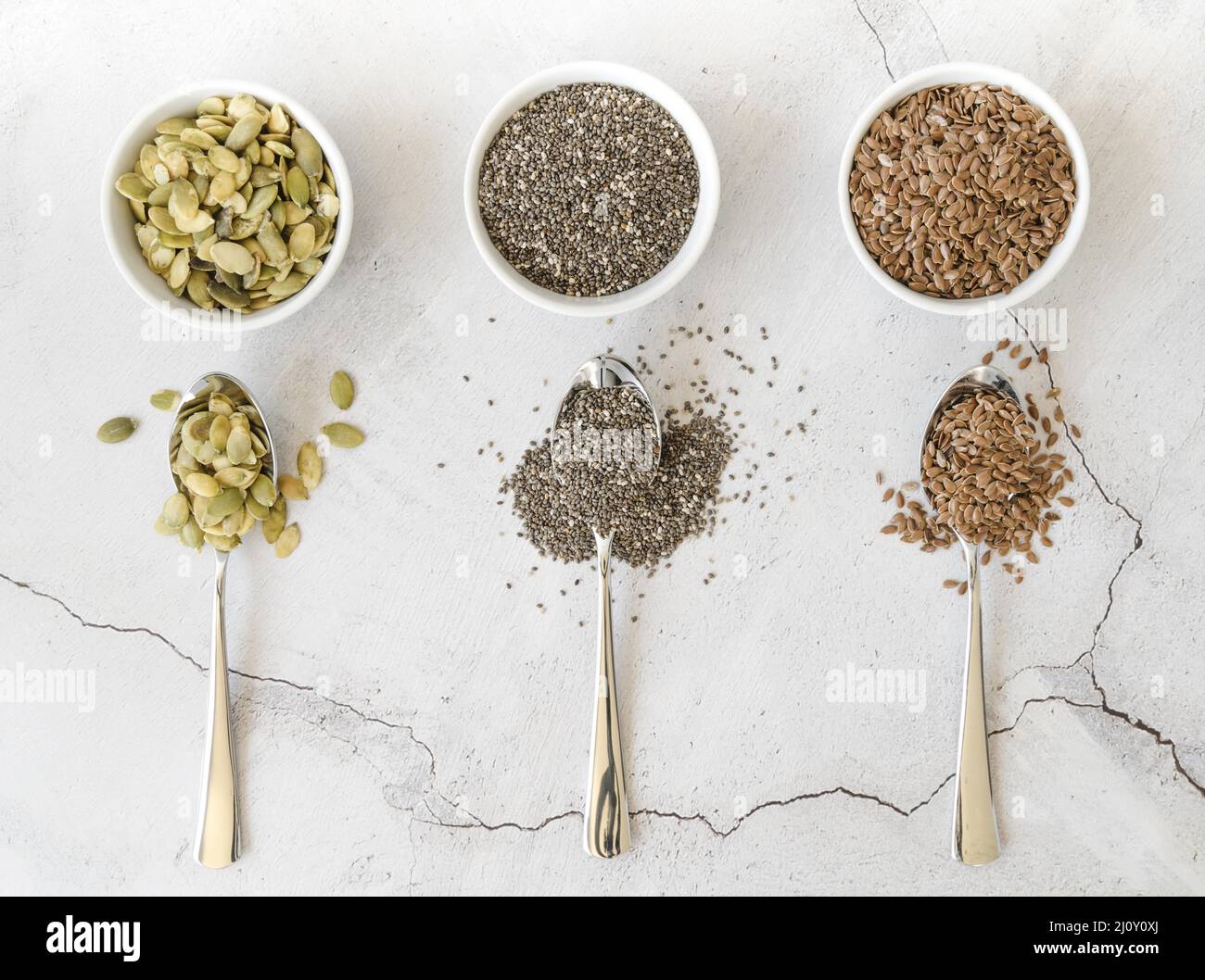 Ciotole con vari cucchiai di semi. Foto di alta qualità Foto Stock