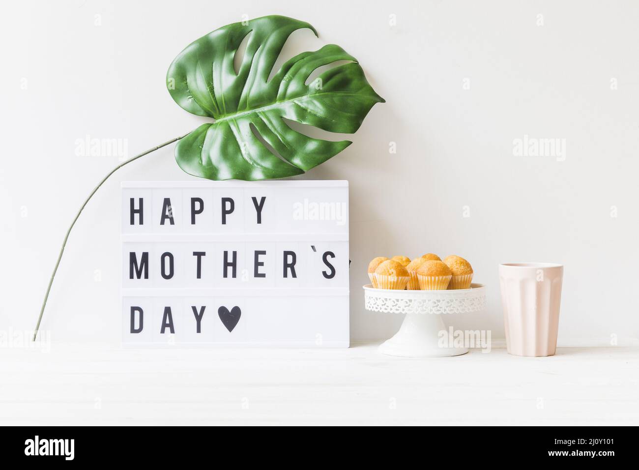 Composizione della colazione con giorno delle madri delle foglie. Foto di alta qualità Foto Stock