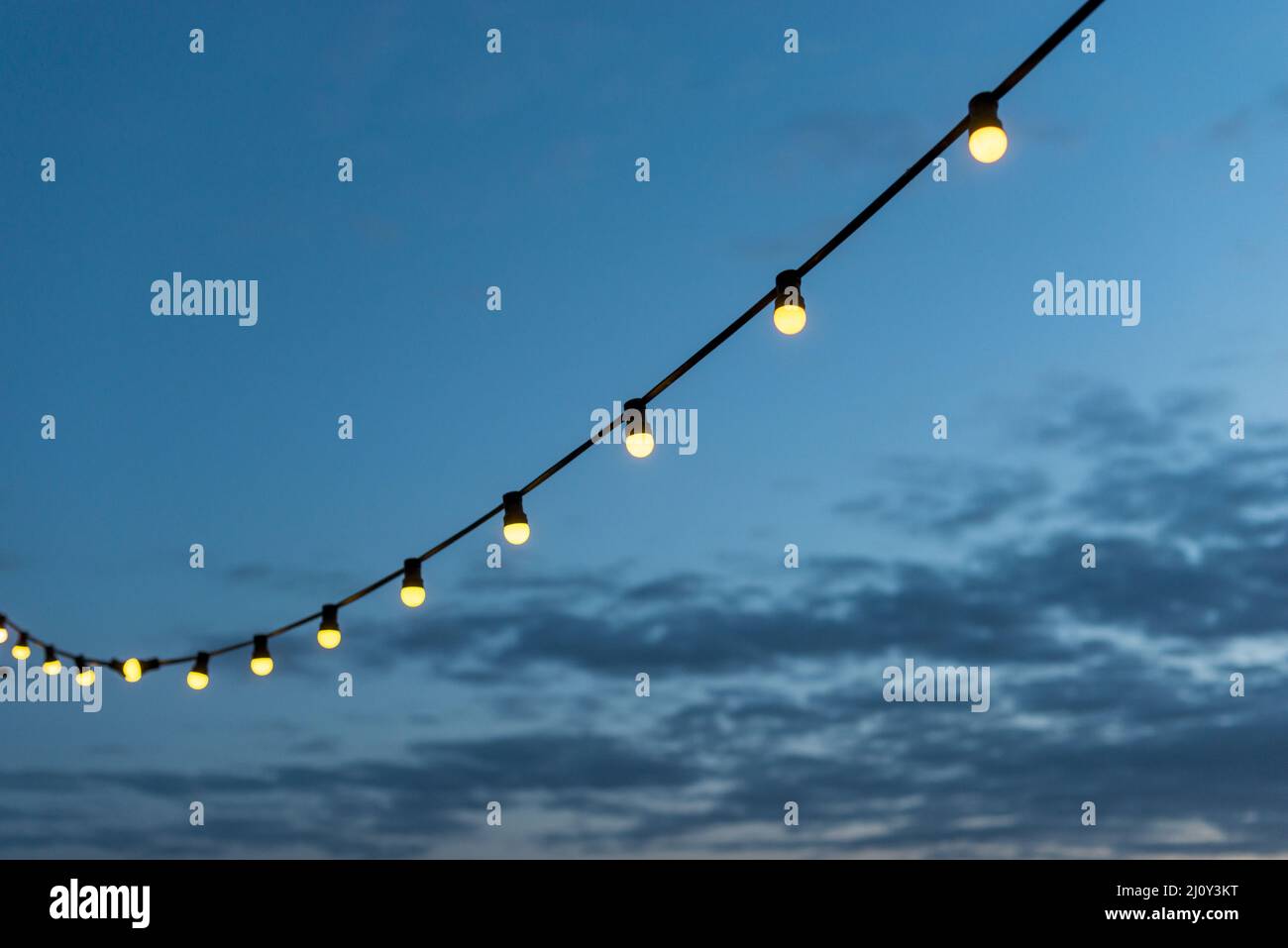 Corde luci tramonto cielo. Foto di alta qualità Foto Stock