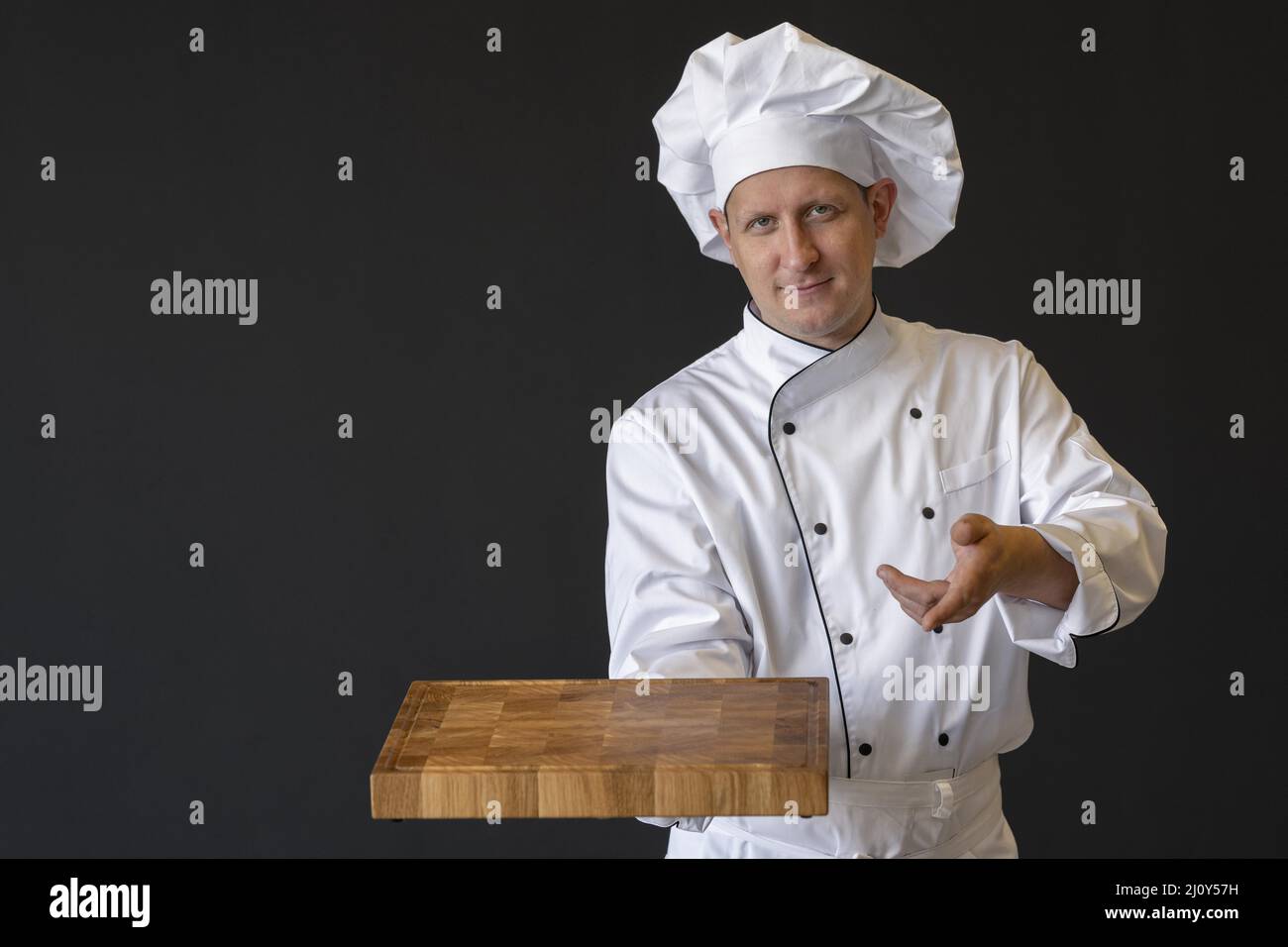 Chef di medie dimensioni con tavola di legno. Foto di alta qualità Foto Stock