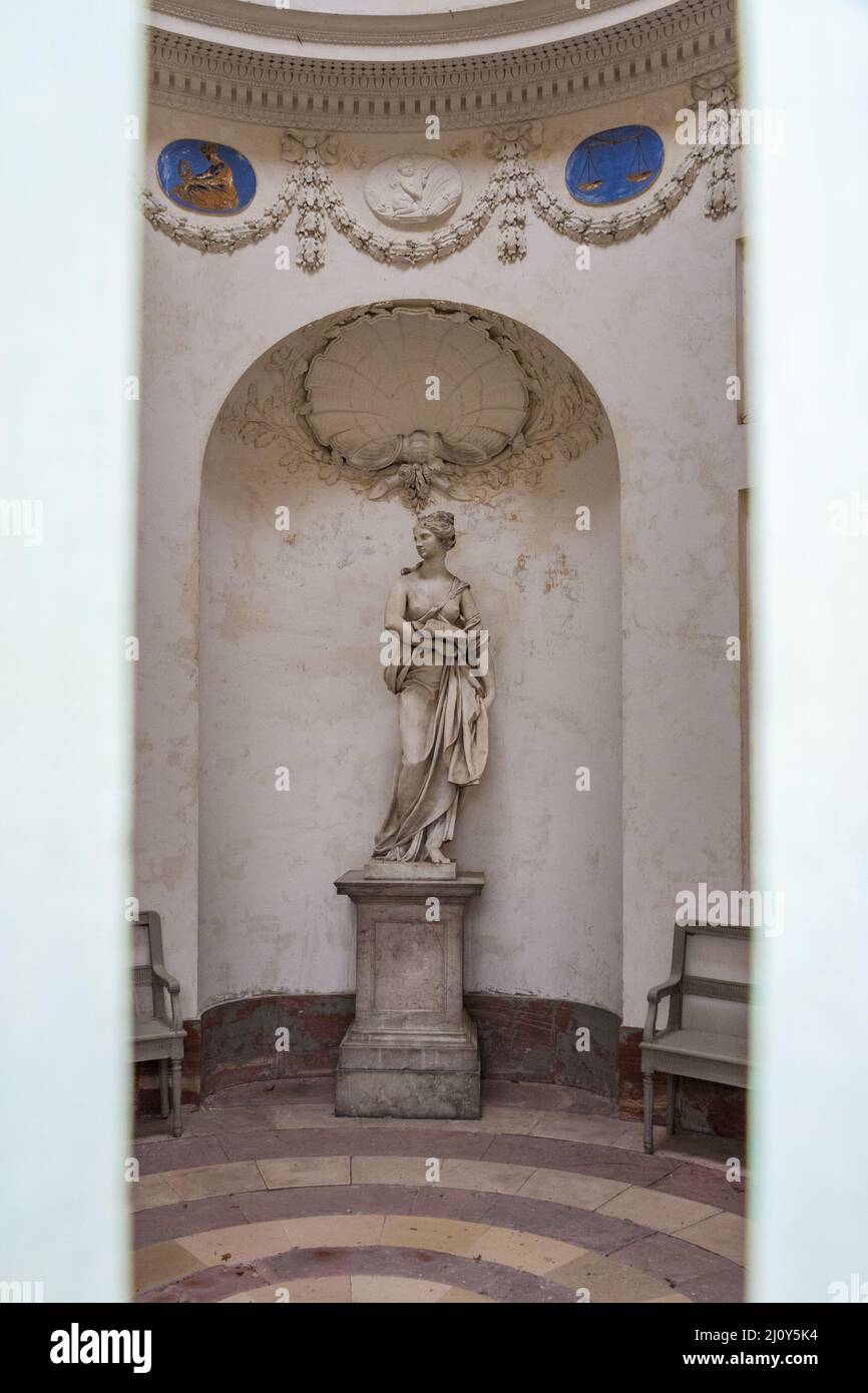 Grande vista della statua della botanica, precedentemente progettata come dea Ceres, all'interno del Tempio Botanico (Tempel der Botanik) del famoso Schwetzingen... Foto Stock