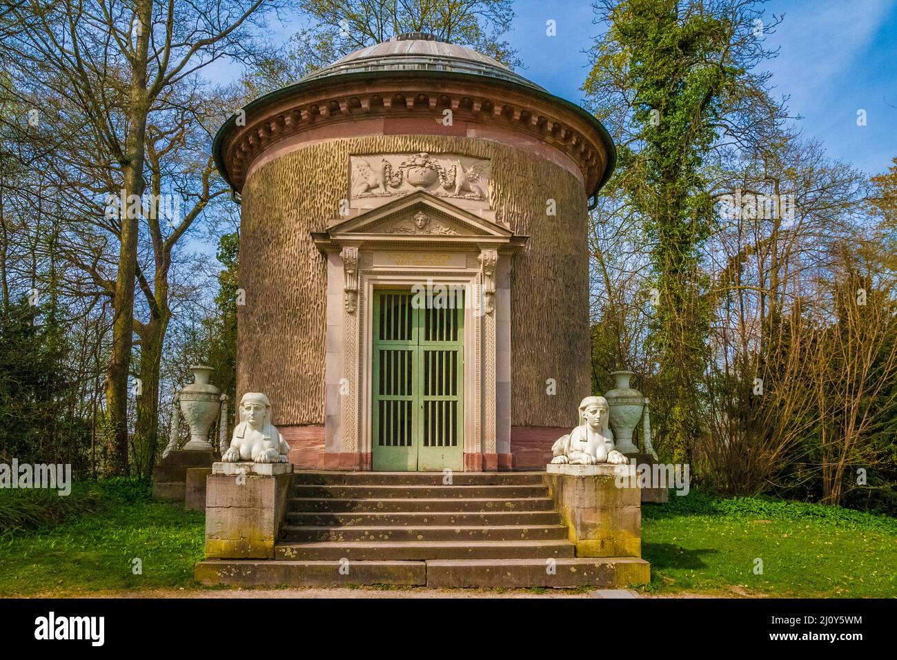 Bella vista sul Tempio Botanico (Tempel der Botanik) con due sfingi che fiancheggiano la scalinata nel giardino di Schwetzingen. È progettato come un... Foto Stock