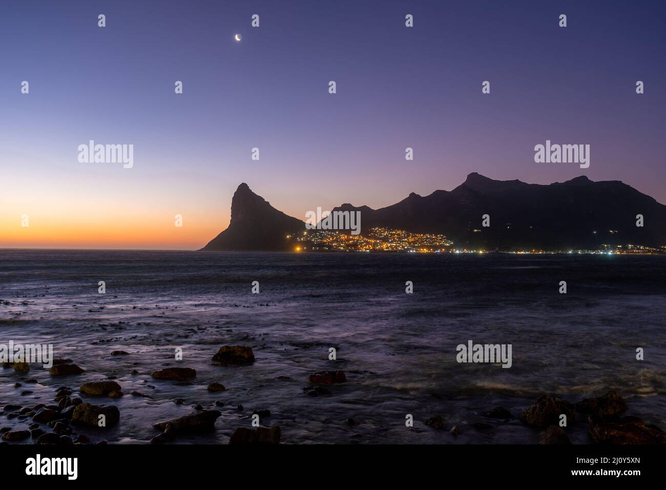 Tramonto a Houtbaai Città del Capo Sud Africa, vista panoramica di Houtbaai, un bellissimo villaggio sulla penisola del Capo vicino Capetown, Foto Stock