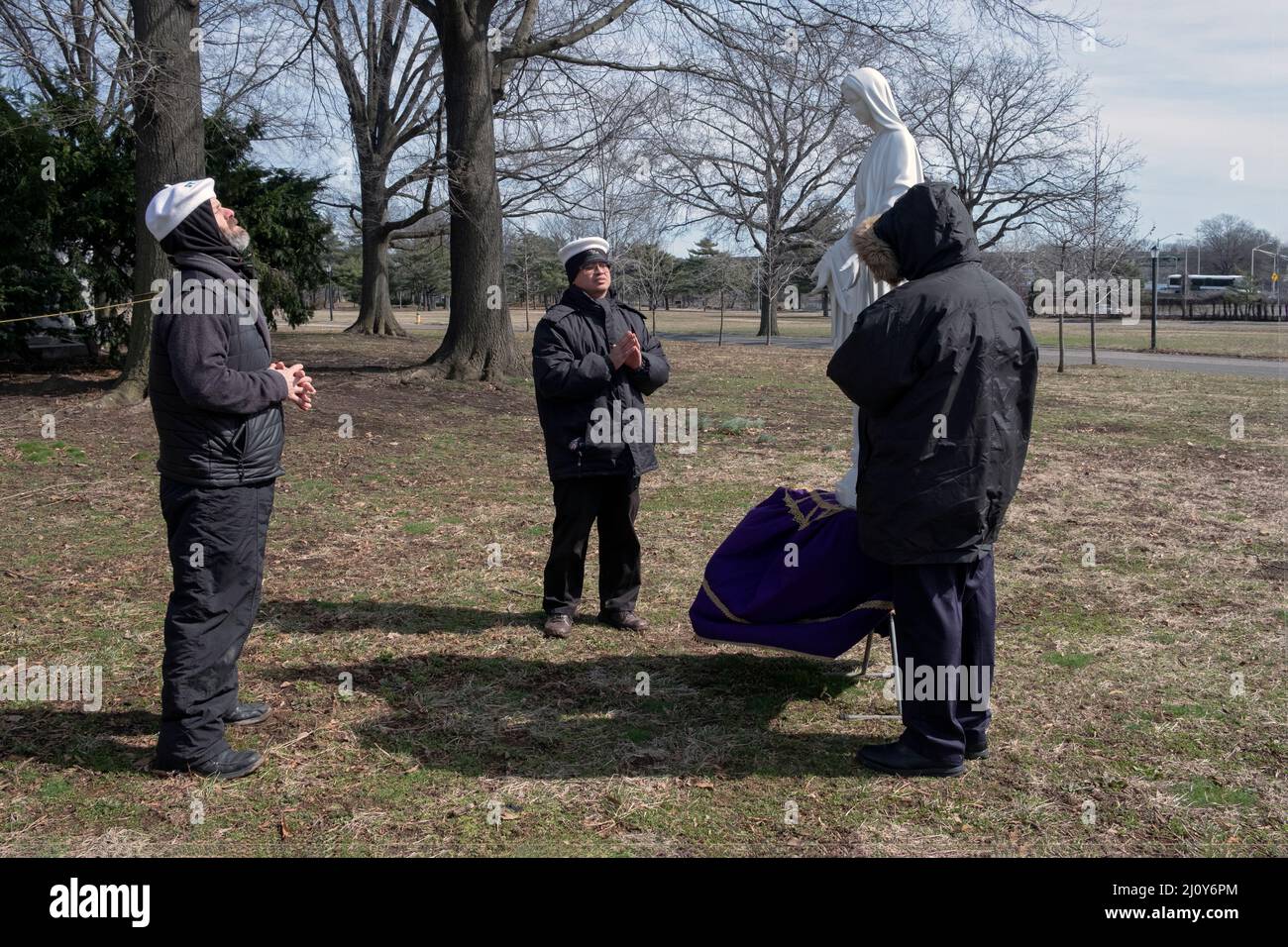 Devoti cattolici romani pregano nel sito del Padiglione Vaticano nel parco Flushing Meadows, dove Maria e Gesù apparvero a Veronica Lueken. A Queens, New York. Foto Stock