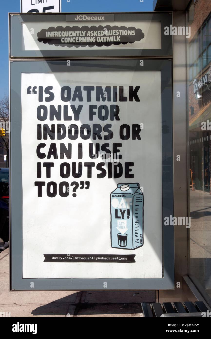 Uno strano divertente e irriverente annuncio di latte di Oatly oat spiritoso in un rifugio per autobus su 35th Avenue ad Astoria, Queens, New York. Foto Stock
