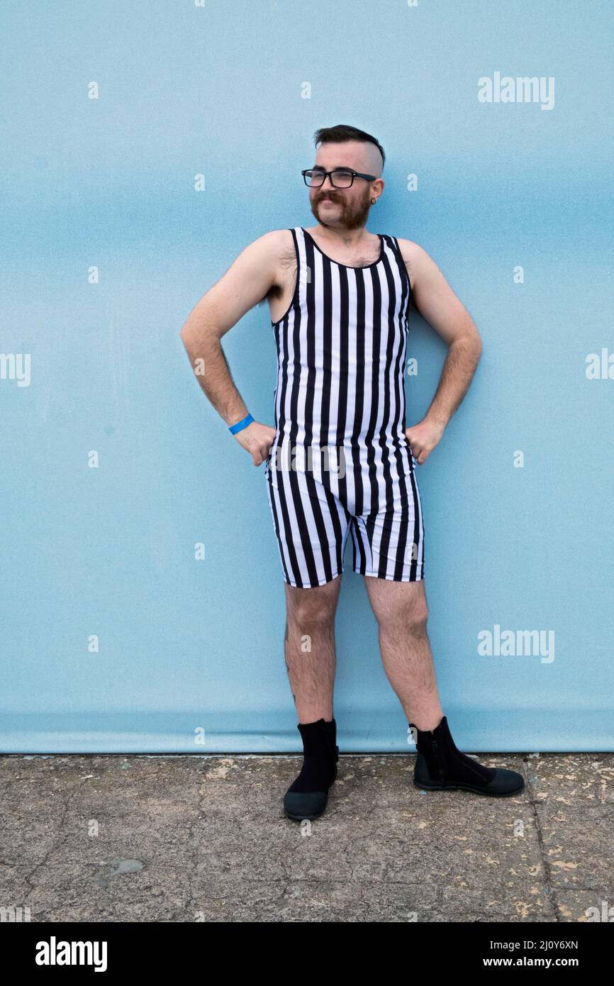 Un partecipante al Polar Bear Club nuota a Coney Island, Brooklyn, New York. Foto Stock