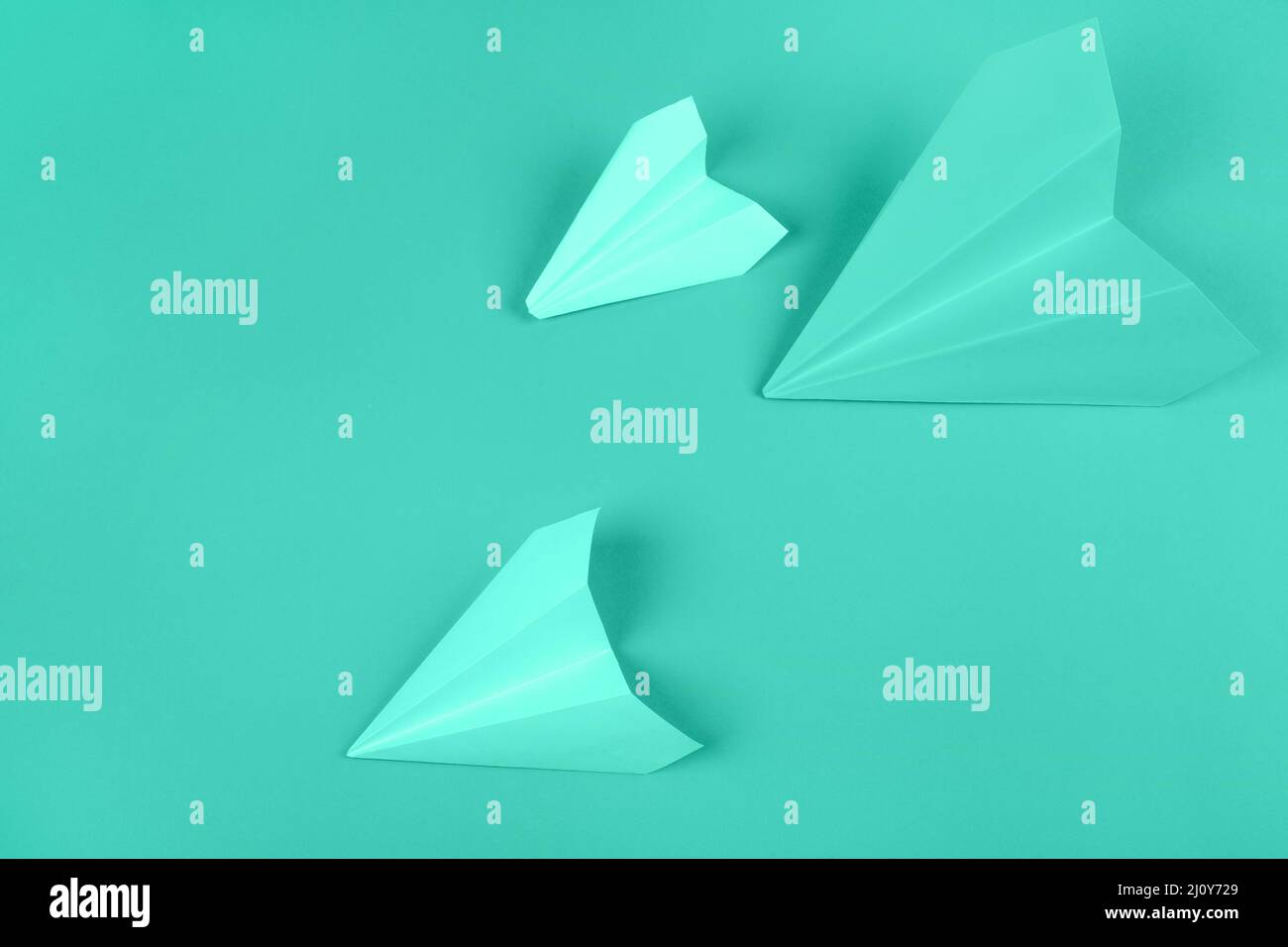 Vista dall'alto carta verde aeroplani menta sfondo. Foto di alta qualità Foto Stock