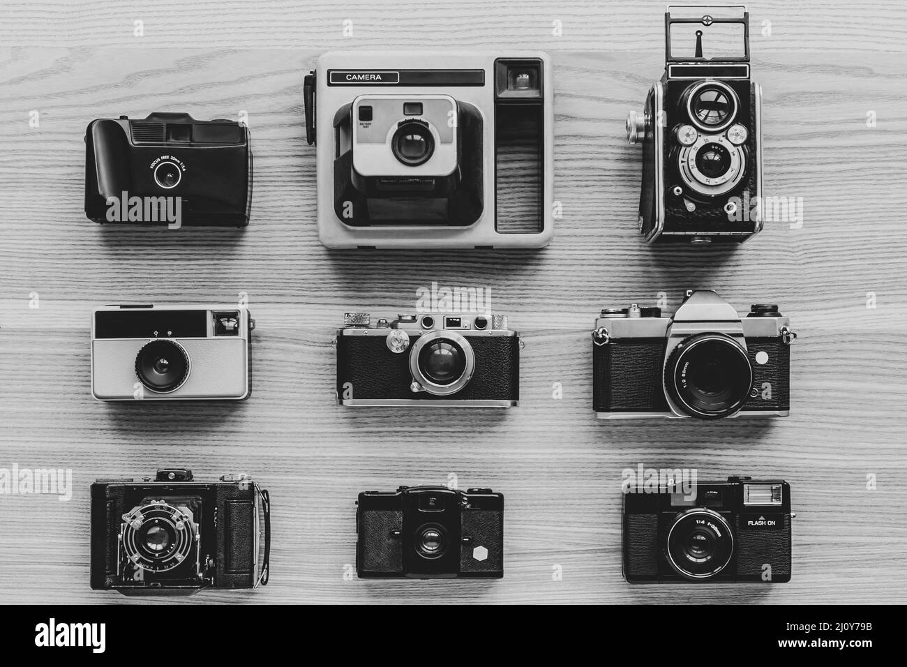 Fotocamere vintage su sfondo in legno. Foto Stock