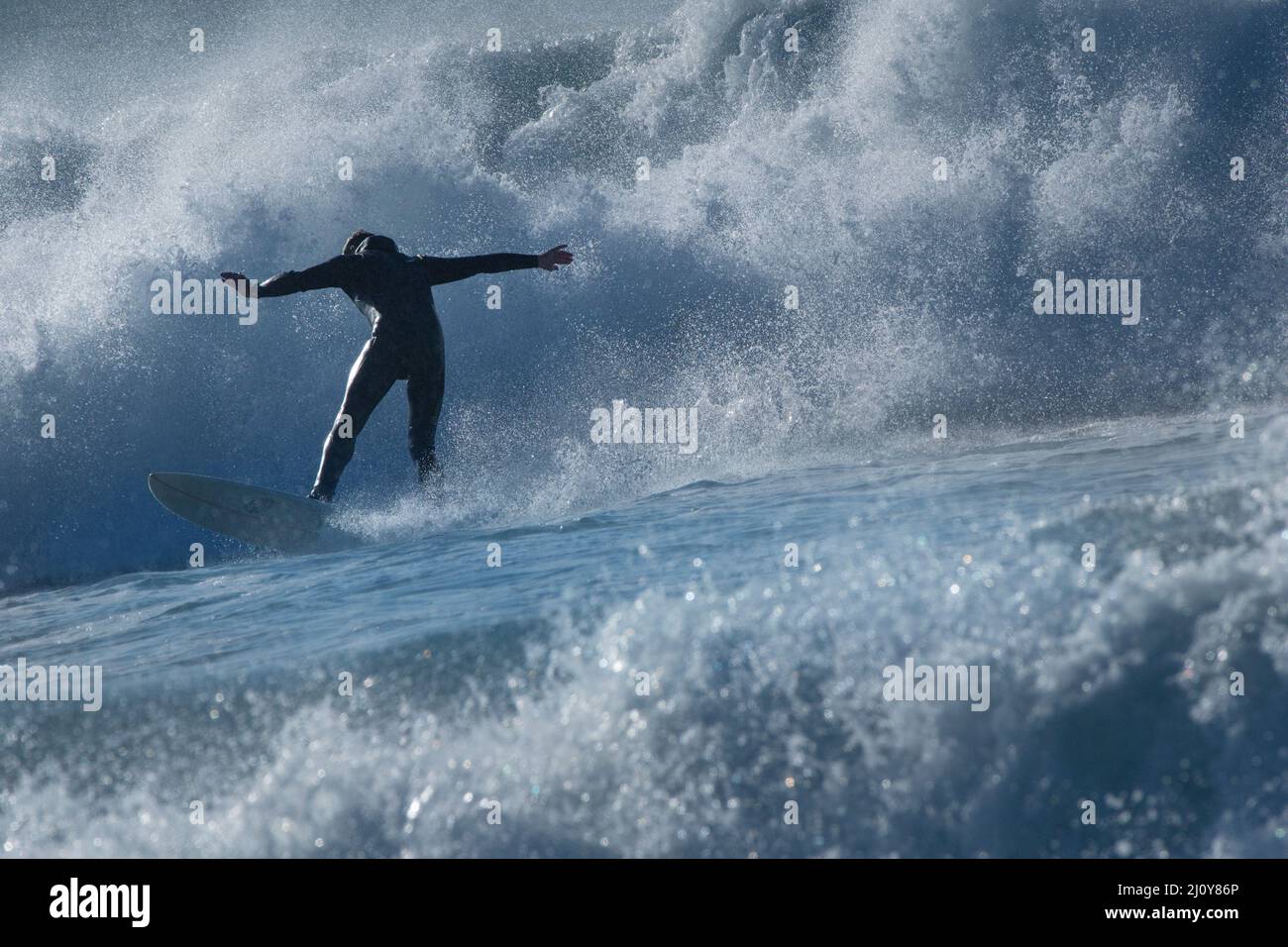 Azione di surf selvaggio e grandi onde a Fistral a Newquay in Cornovaglia nel Regno Unito. Foto Stock