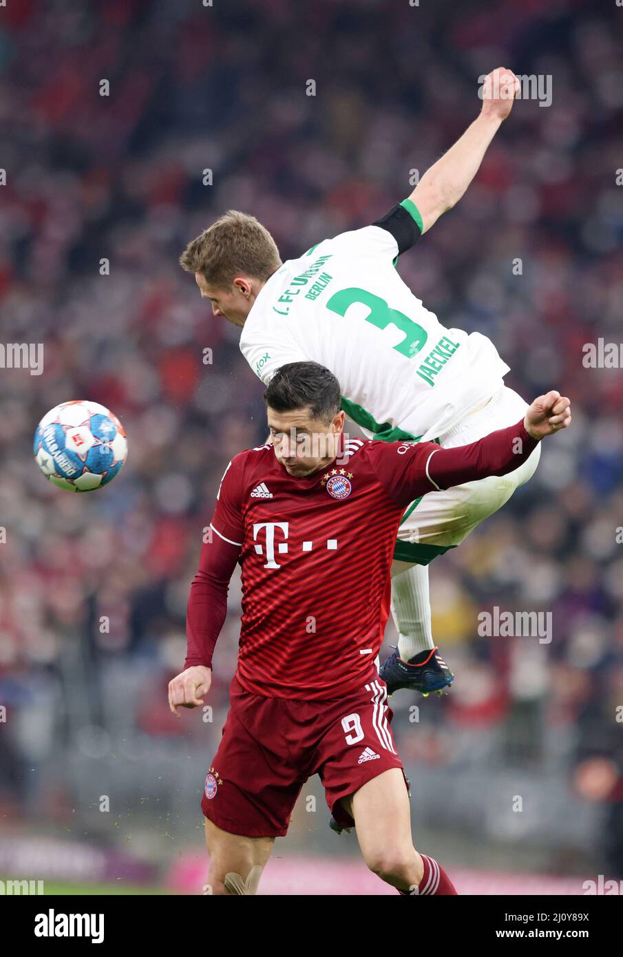 Robert Lewandowski del Bayern Muenchen Paul Jaeckel del FC Union Berlin FC Bayern MŸnchen Union Berlin 1. Fussball Bundesliga Saison 2021 / 2022 19.3.2022 © diebilderwelt / Alamy Stock Foto Stock