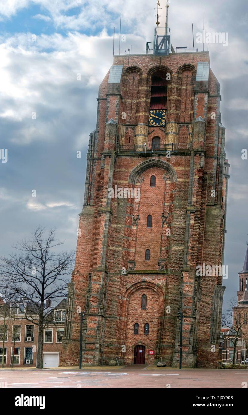 L'Oldehove, una torre medievale inclinata e incompiuta nella città olandese di Leeuwarden Foto Stock