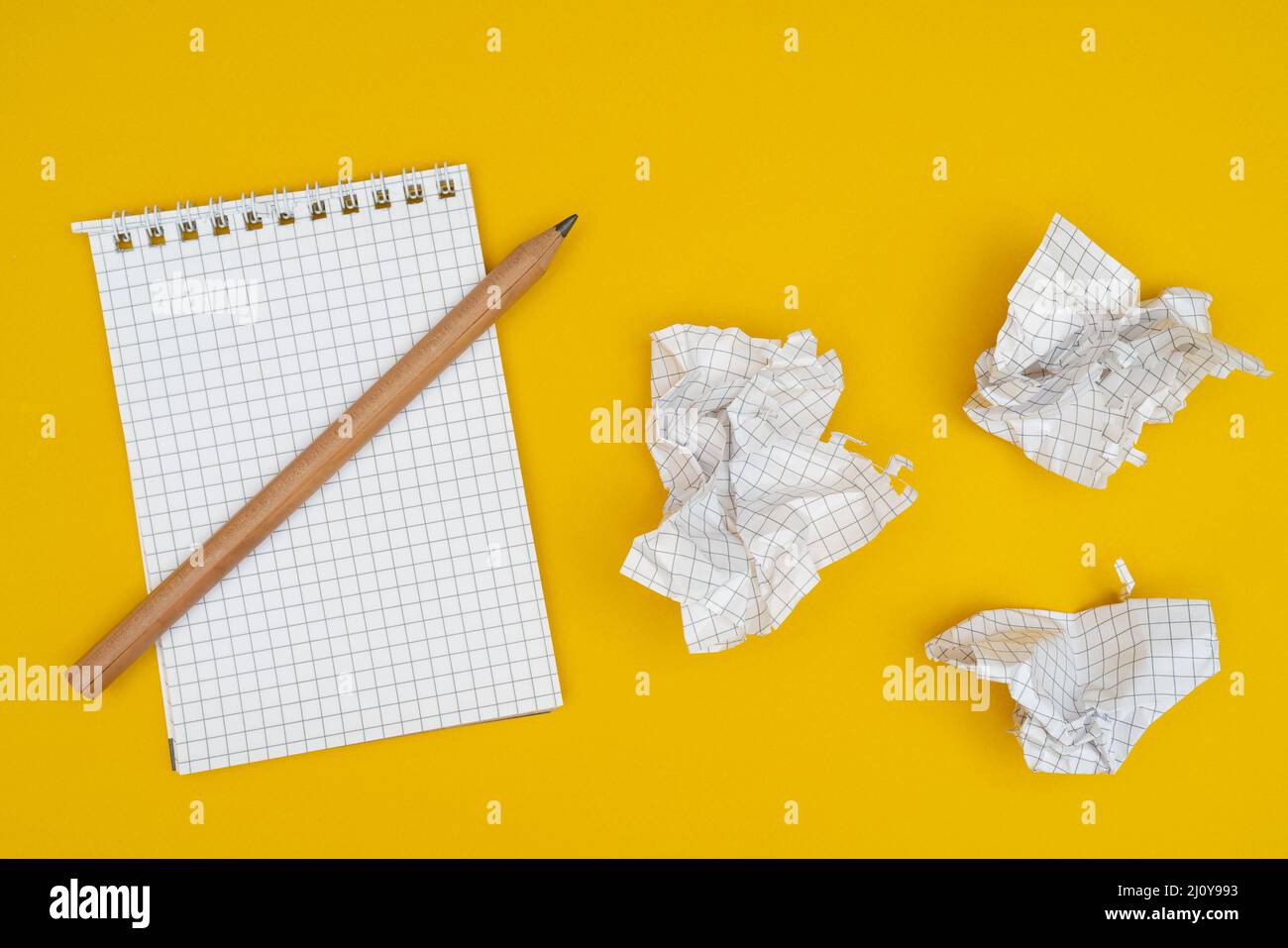 Matita, notebook e accartocciata fogli di carta. Foto Stock
