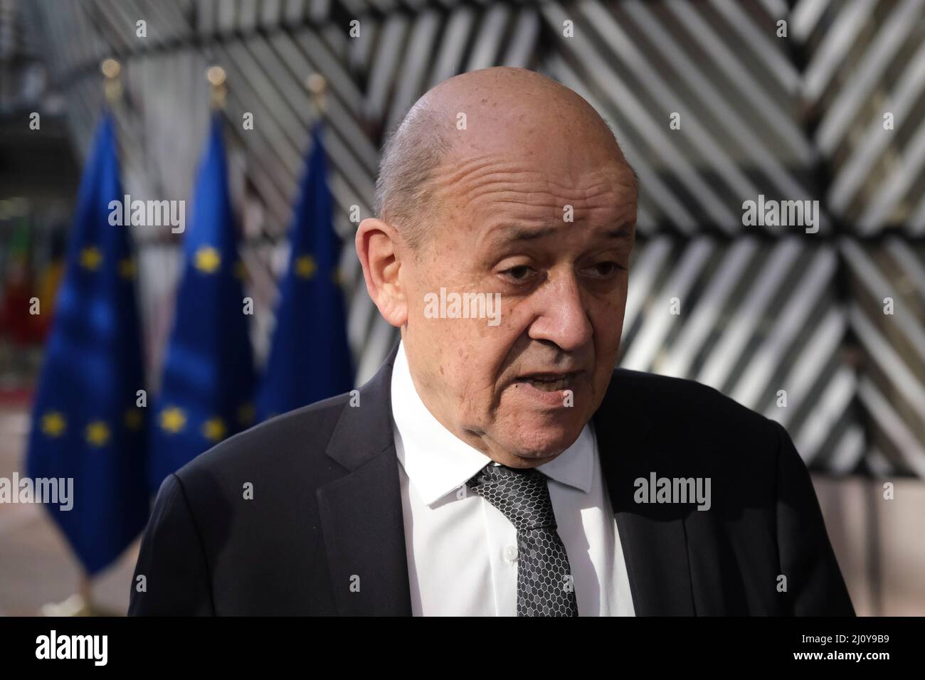 Bruxelles, Belgio. 21st Mar 2022. Il ministro francese degli Affari Esteri Jean-Yves le Drian fa una dichiarazione quando arriva per una riunione del Consiglio Affari Esteri (FAC) presso la sede dell'UE a Bruxelles, in Belgio, il 21 marzo 2022. Credit: ALEXANDROS MICHAILIDIS/Alamy Live News Foto Stock
