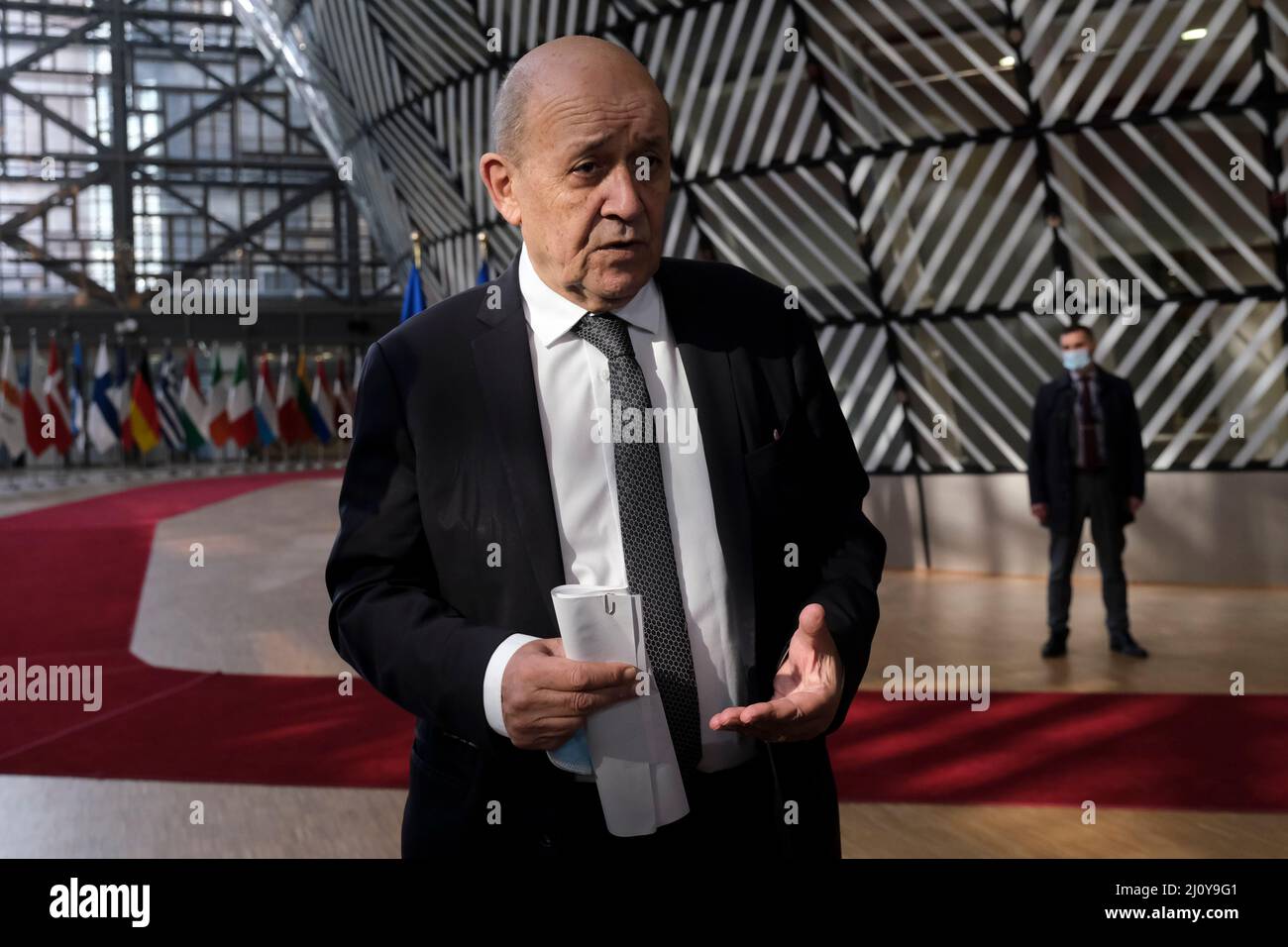 Bruxelles, Belgio. 21st Mar 2022. Il ministro francese degli Affari Esteri Jean-Yves le Drian fa una dichiarazione quando arriva per una riunione del Consiglio Affari Esteri (FAC) presso la sede dell'UE a Bruxelles, in Belgio, il 21 marzo 2022. Credit: ALEXANDROS MICHAILIDIS/Alamy Live News Foto Stock