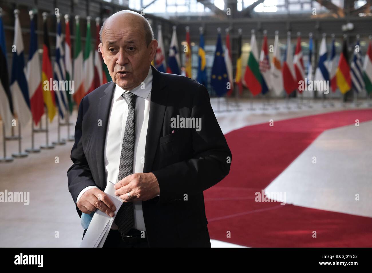 Bruxelles, Belgio. 21st Mar 2022. Il ministro francese degli Affari Esteri Jean-Yves le Drian fa una dichiarazione quando arriva per una riunione del Consiglio Affari Esteri (FAC) presso la sede dell'UE a Bruxelles, in Belgio, il 21 marzo 2022. Credit: ALEXANDROS MICHAILIDIS/Alamy Live News Foto Stock
