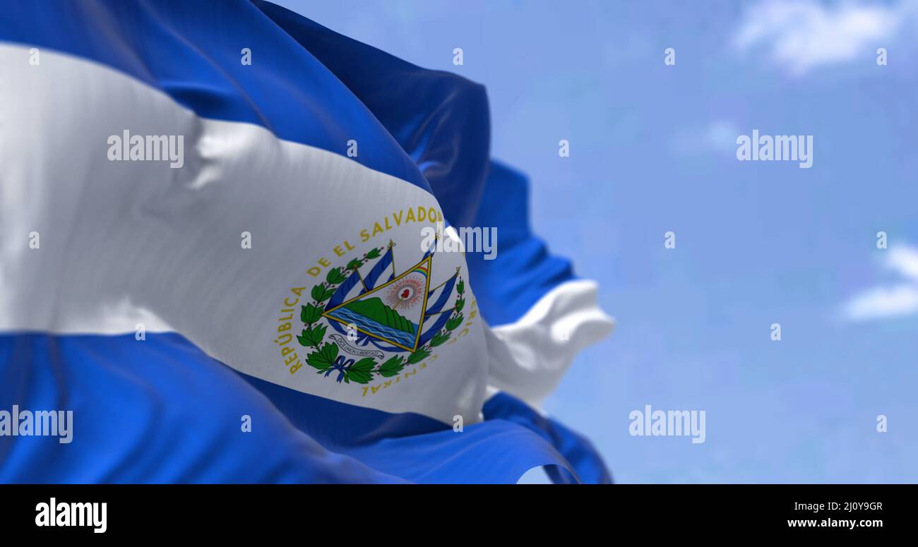 Dettaglio della bandiera nazionale di El Salvador ondeggiante nel vento in una giornata limpida Foto Stock