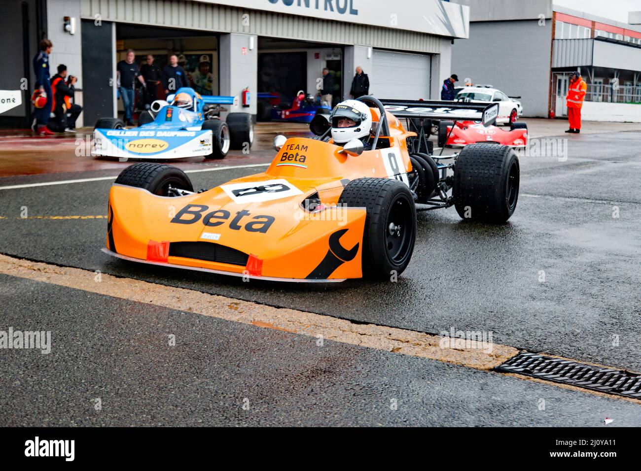 Graham Adelman alla guida della sua Orange, 1973 marzo 732, durante la sessione di qualificazione della HSCC Historic Formula 2 Series Race a Silverstone Foto Stock