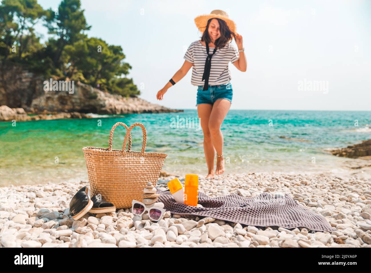 roba da spiaggia cappello di paglia e borsa con pinne e sole crema di  protezione alla donna di mare su sfondo Foto stock - Alamy