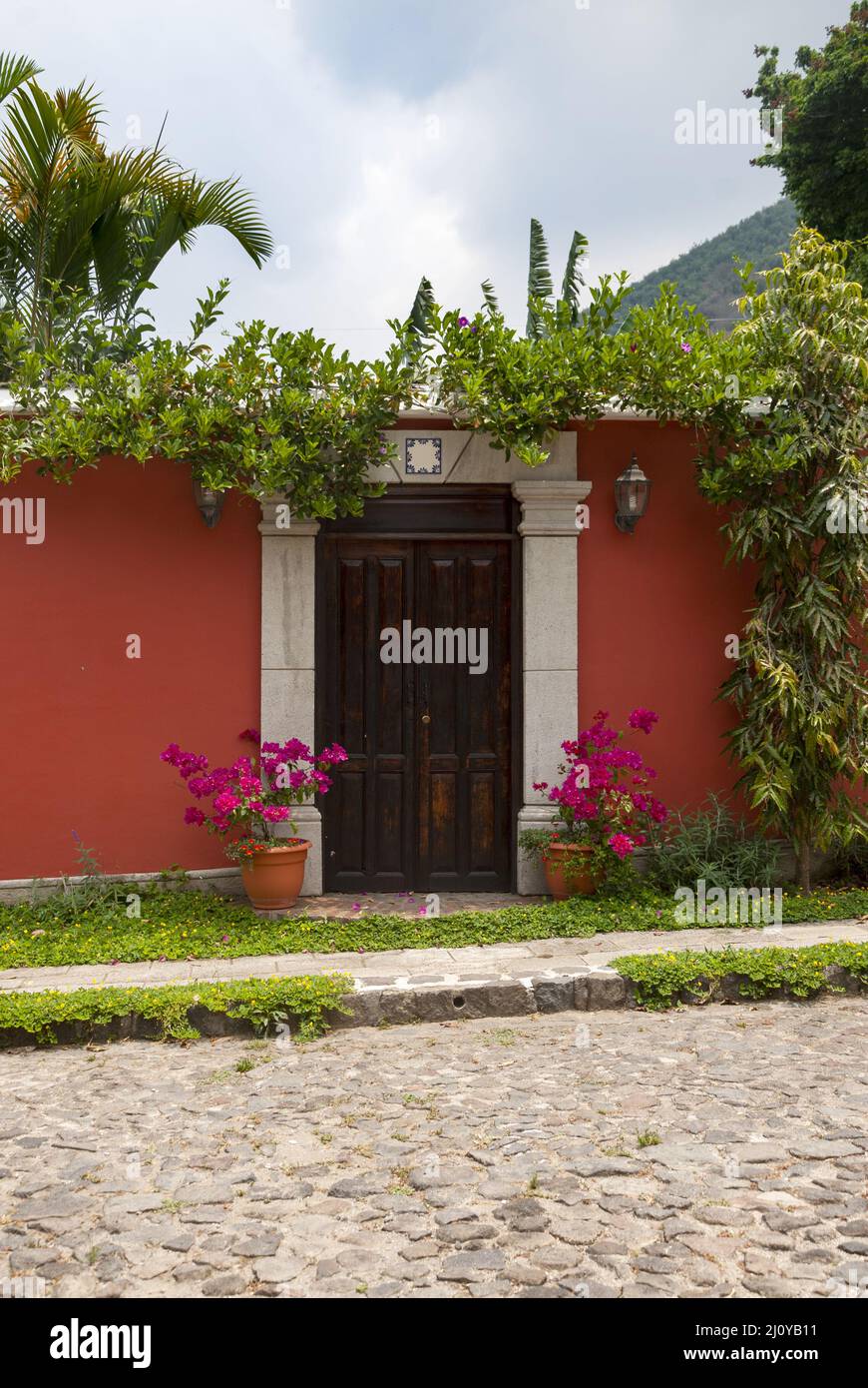 Porta in legno intagliato in casa coloniale di la Antigua Guatemala Foto Stock