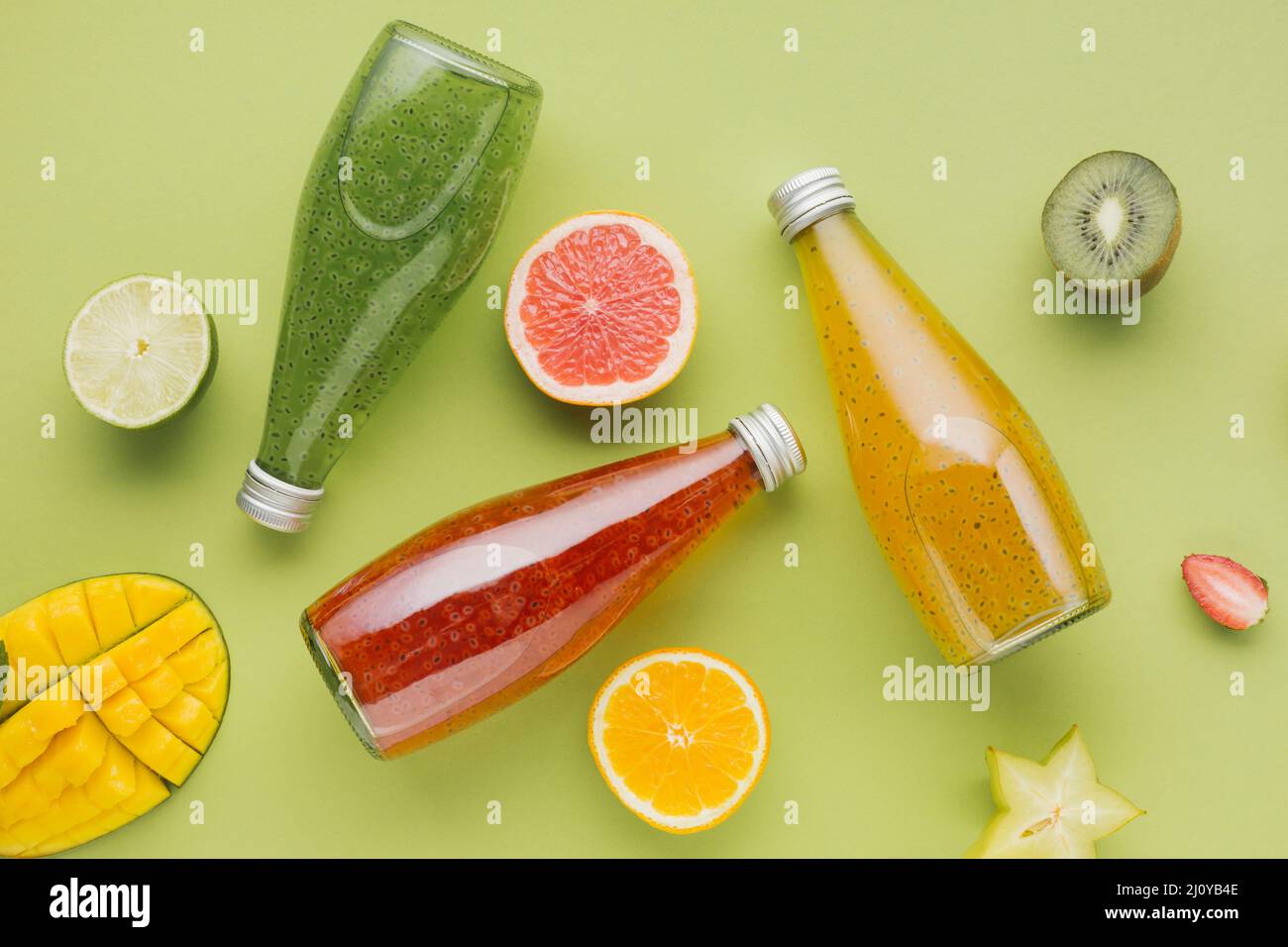Bottiglie di succo colorate fette di frutta. Foto di alta qualità Foto Stock