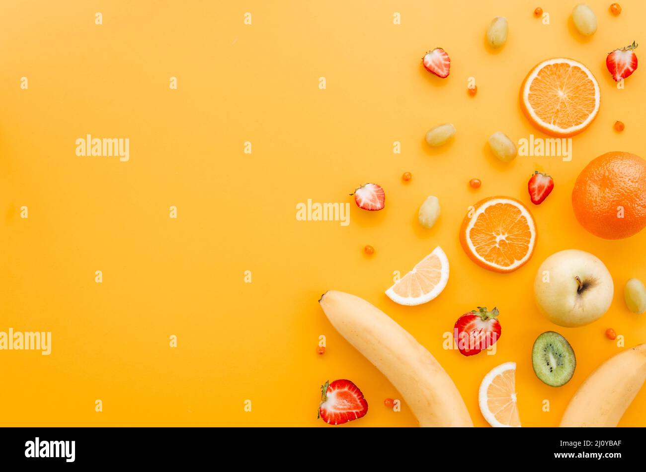 Frutta assortita sfondo giallo. Foto di alta qualità Foto Stock