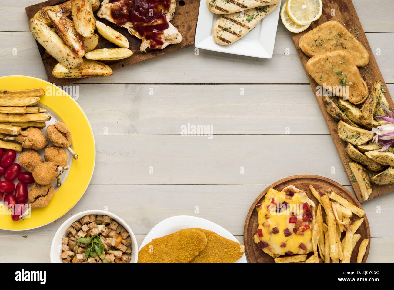 Contorno fatto fast food piatti di pollo tavola di legno. Foto di alta qualità Foto Stock