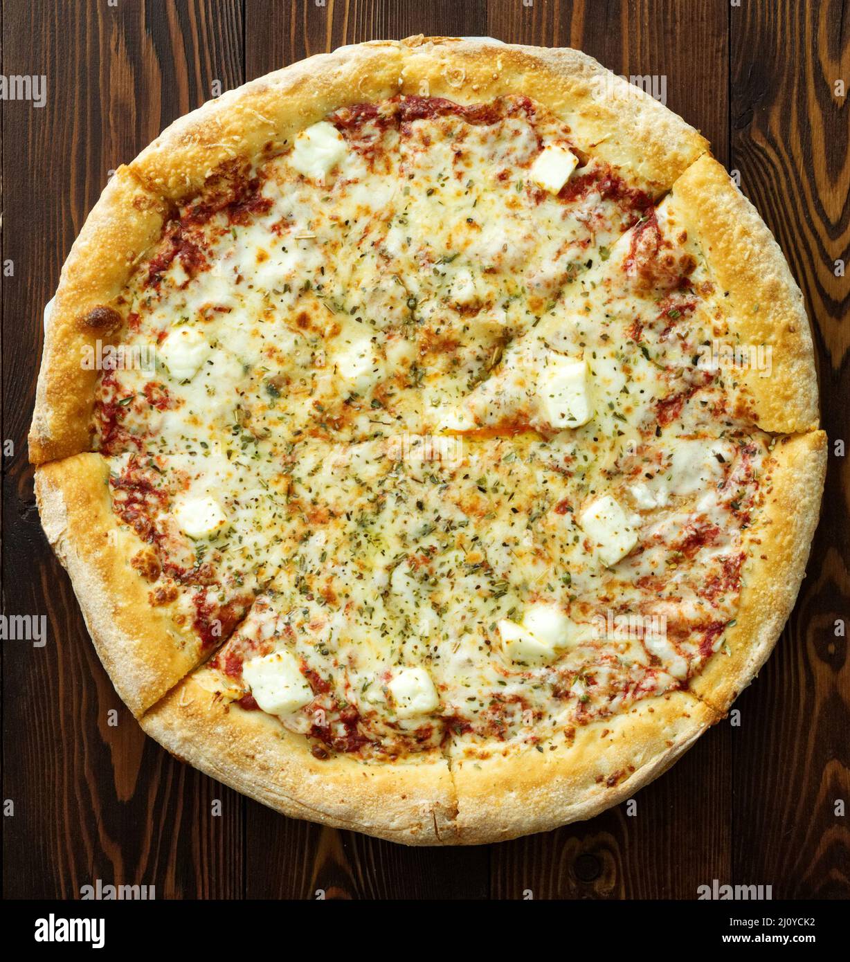 Pizza a quattro formaggi con blu Dor, parmigiano, feta, origano, mozzarella, salsa di pomodoro, vista dall'alto Foto Stock