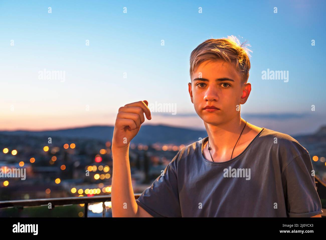 Adolescente su un tetto che domina Goreme di notte in Cappadocia. Foto Stock