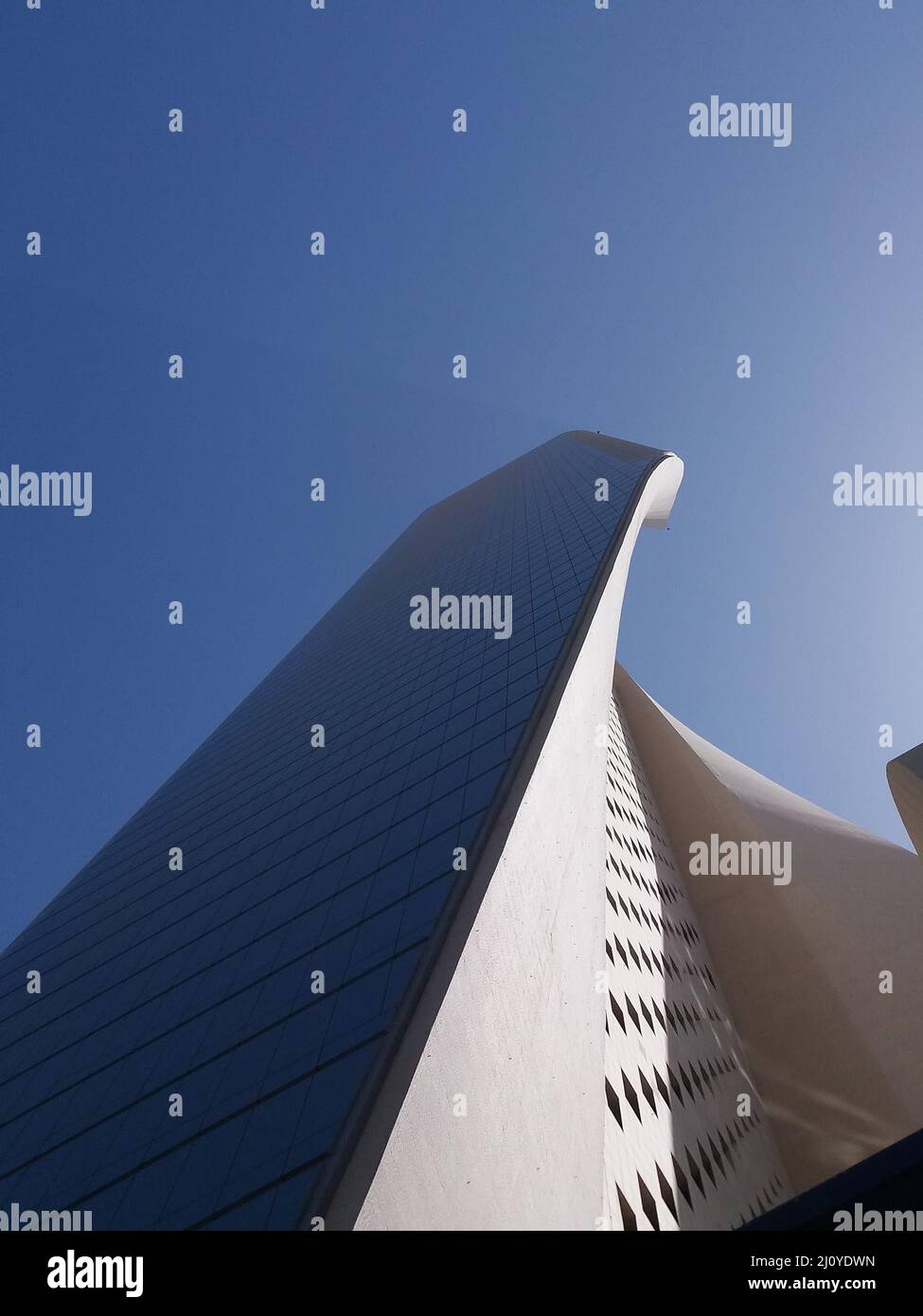 Vista inferiore della Torre di al Hamra, l'edificio più alto del Kuwait. Foto Stock