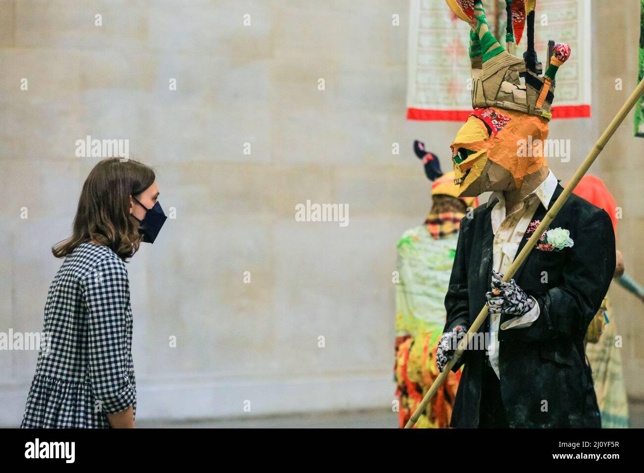 Londra, Regno Unito, 21st marzo 2022. Tate il personale con 'la Processione', che è una grande installazione con molti elementi diversi. L'influenza della cultura indiana e indo-caraibica, tra cui molti elementi di carnevale, può essere vista. Secondo Locke, 'la Processione' non è un libro di testo storico, ma piuttosto un 'poema esteso di riferimenti e immagini contrastanti. L'annuale Commissione Tate Britain è stata intrapresa dall'artista guyanese-britannico Hew Locke con 'la processione'. Credit: Imagplotter/Alamy Live News Foto Stock