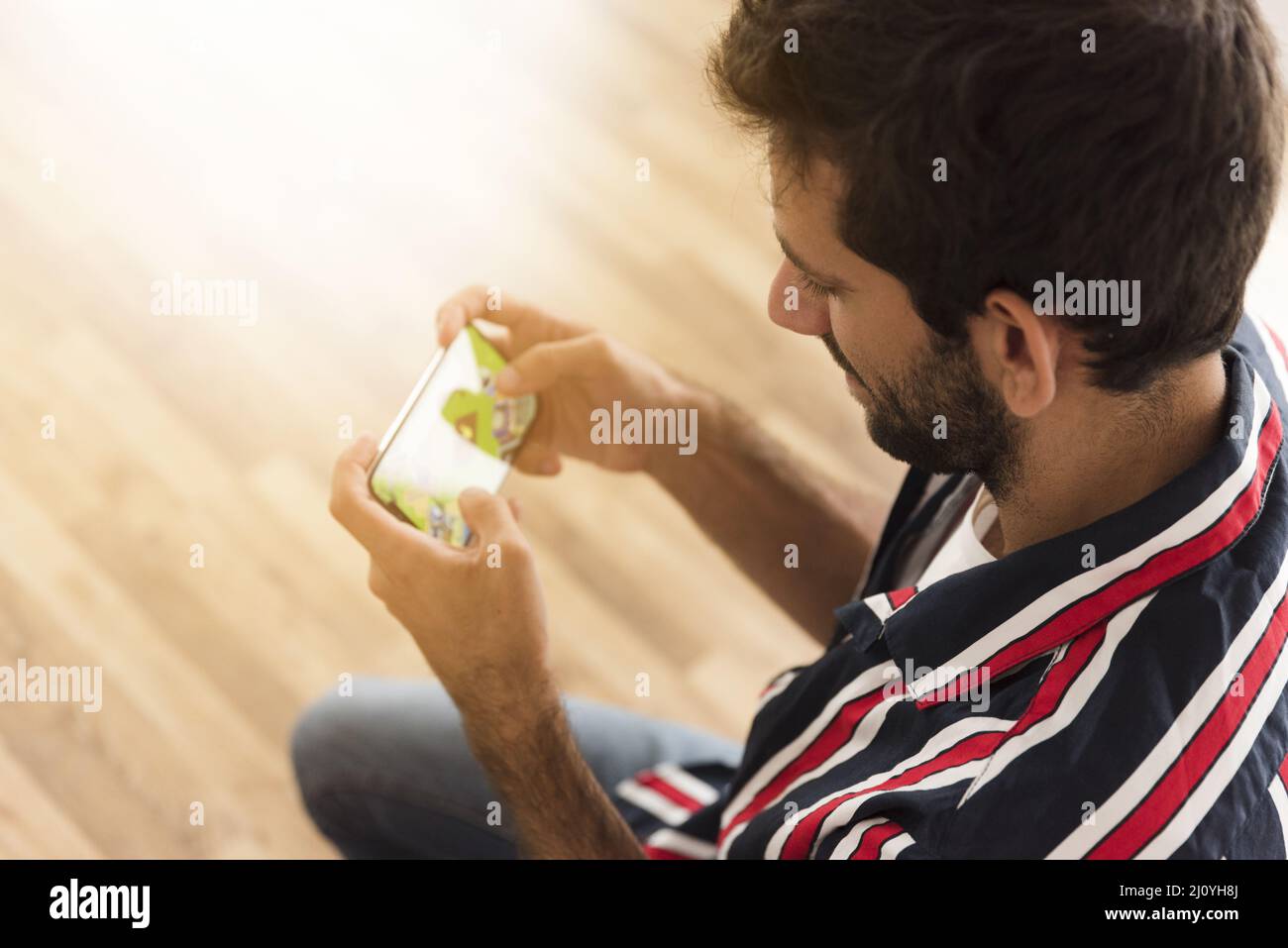 Vista dall'alto uomo che gioca ai giochi per cellulari. Foto di alta qualità Foto Stock