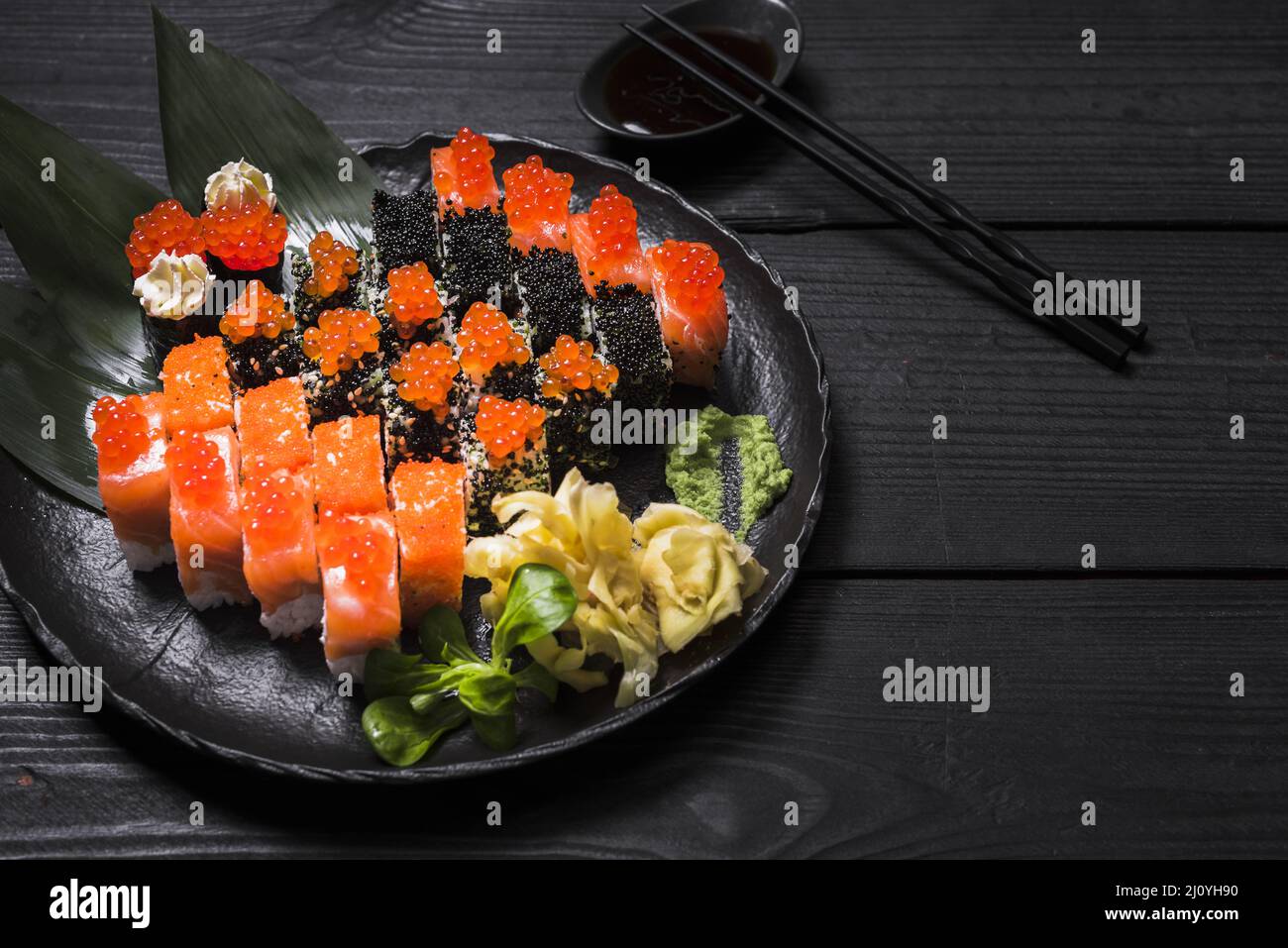 Ristorante asiatico con piatti di sushi. Foto di alta qualità Foto Stock