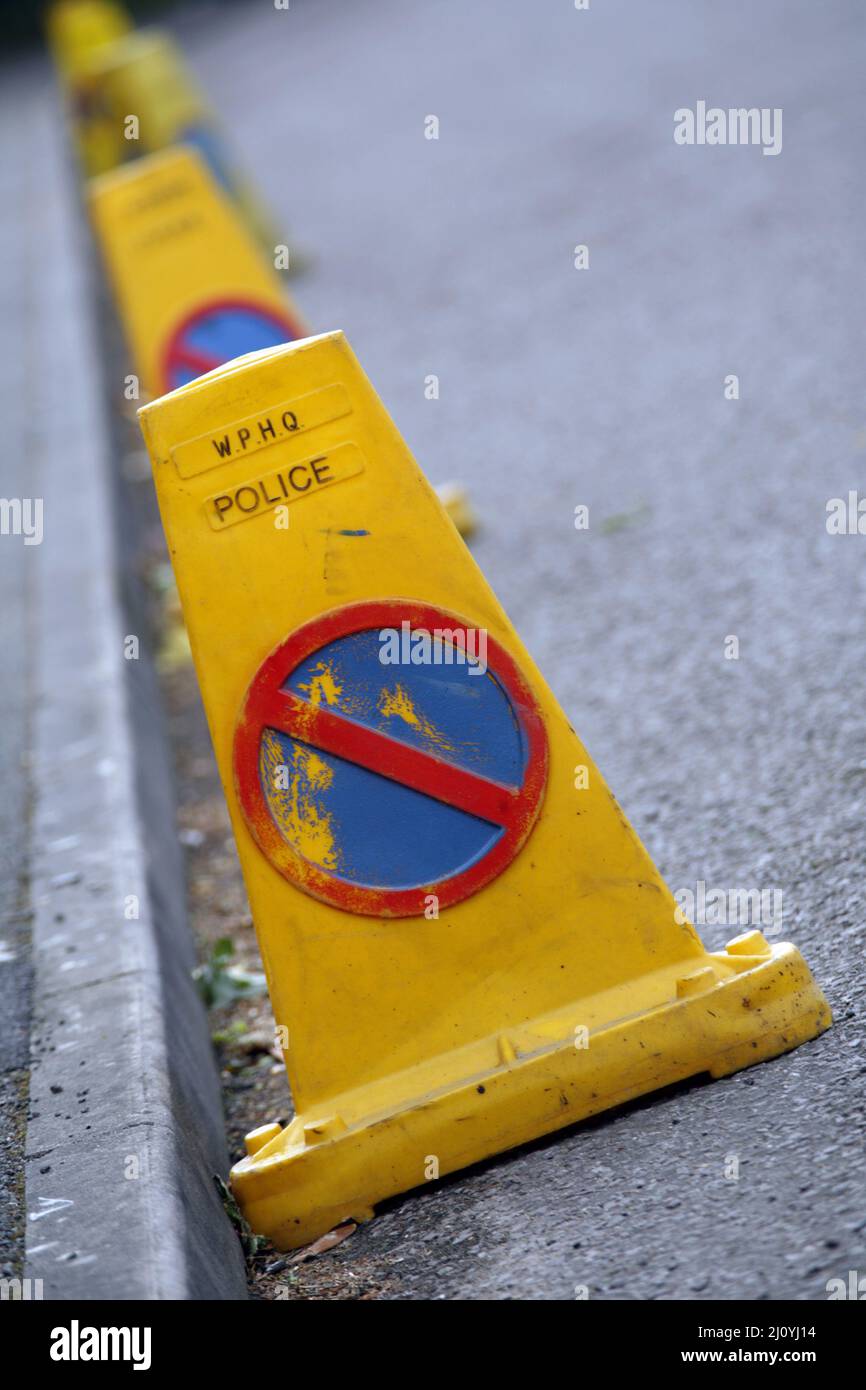 Linea di polizia senza coni di attesa lungo la strada suburbana Foto Stock