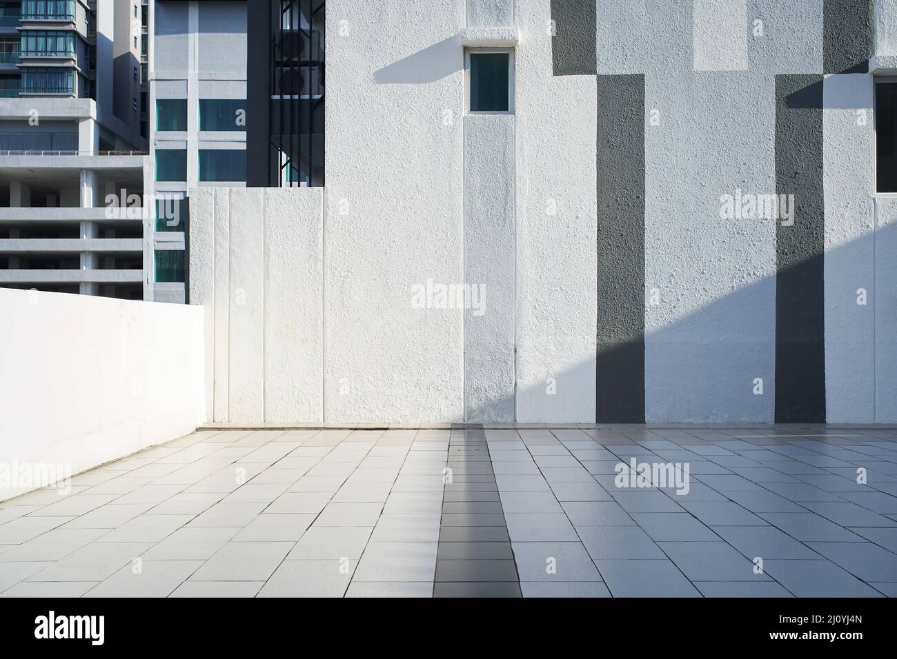 Pavimento con parete a righe bianche, grigie e nere Foto Stock