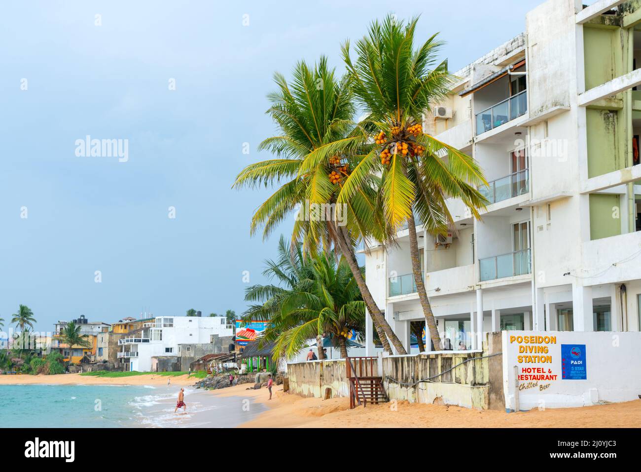 Hikkaduwa, Sri Lanka. Marzo 2, 2018. Hotel e palme sull'oceano. Foto Stock