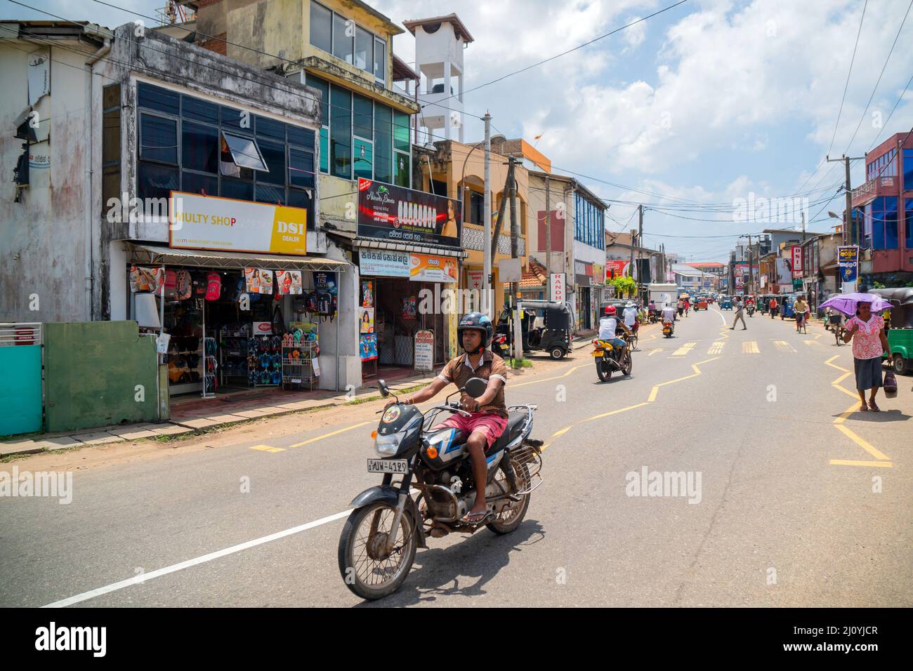 Hikkaduwa, Sri Lanka. Marzo 2, 2018. Trasporto pubblico sulla soleggiata strada estiva della città. Foto Stock